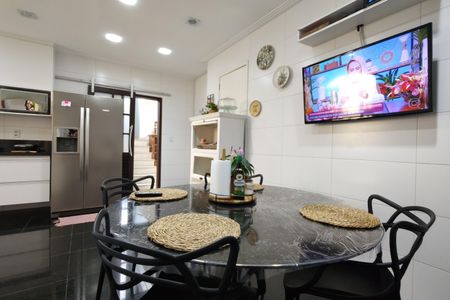 Casa de condomínio para alugar com 306m², 3 quartos e 2 vagasCozinha - Armários