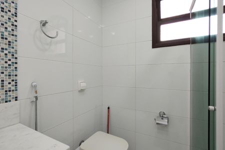 Casa de condomínio para alugar com 306m², 3 quartos e 2 vagasBanheiro da Suíte 2