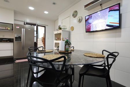 Casa de condomínio para alugar com 306m², 3 quartos e 2 vagasCozinha - Armários