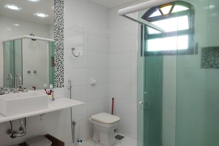 Casa de condomínio para alugar com 306m², 3 quartos e 2 vagasBanheiro da Suíte 2