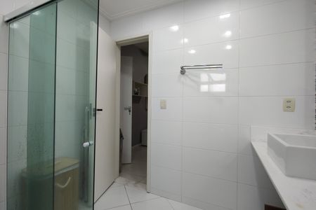 Casa de condomínio para alugar com 306m², 3 quartos e 2 vagasBanheiro da Suíte 2