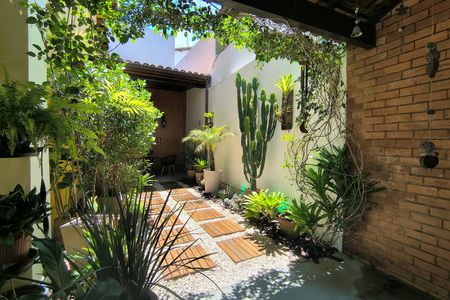 Casa de condomínio para alugar com 306m², 3 quartos e 2 vagasQuintal