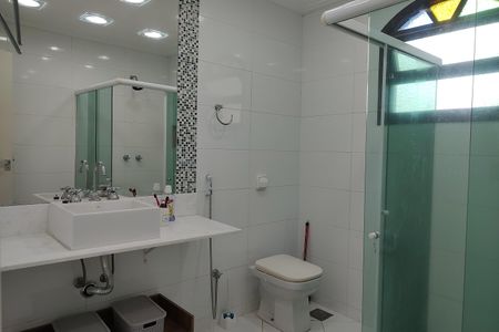 Casa de condomínio para alugar com 306m², 3 quartos e 2 vagasBanheiro da Suíte 2