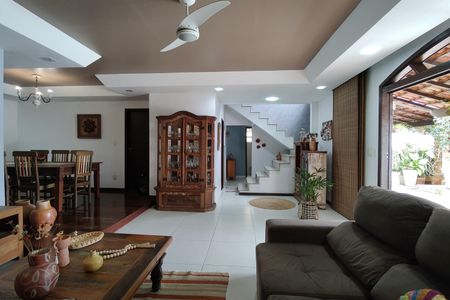 Casa de condomínio para alugar com 306m², 3 quartos e 2 vagasSala