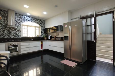 Casa de condomínio para alugar com 306m², 3 quartos e 2 vagasCozinha - Armários