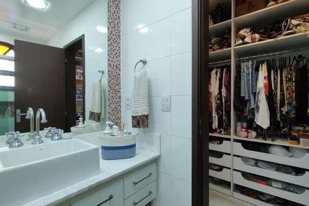 Casa de condomínio para alugar com 306m², 3 quartos e 2 vagasBanheiro e Closet da Suíte 1