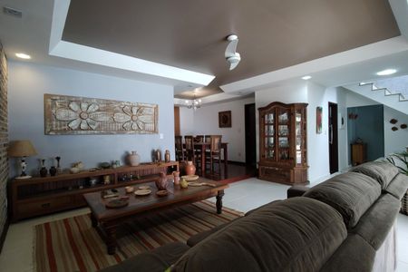 Casa de condomínio para alugar com 306m², 3 quartos e 2 vagasSala