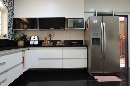 Casa de condomínio para alugar com 306m², 3 quartos e 2 vagasCozinha - Armários