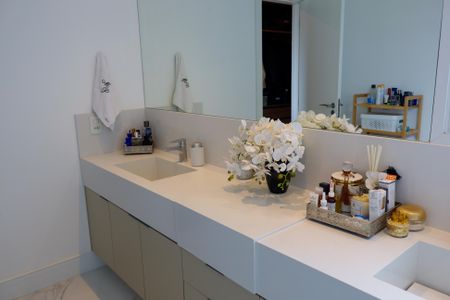 Apartamento à venda com 254m², 4 quartos e 4 vagasBanheiro da Suíte 4