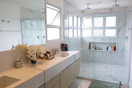 Apartamento à venda com 254m², 4 quartos e 4 vagasBanheiro da Suíte 4