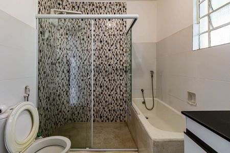 Casa para alugar com 400m², 4 quartos e 5 vagas Casa para alugar com 400m², 4 quartos e 5 vagasBanheiro social