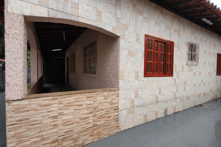 Casa à venda com 120m², 2 quartos e 1 vaga Casa à venda com 120m², 2 quartos e 1 vagaFachada