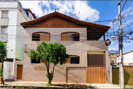 Casa para alugar com 360m², 5 quartos e 2 vagasFachada
