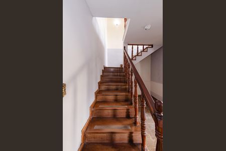 Casa para alugar com 360m², 5 quartos e 2 vagasEscada