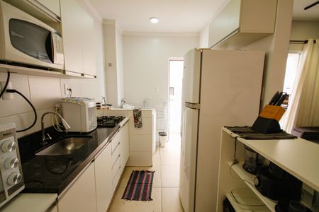 Cozinha de apartamento para alugar com 2 quartos, 65m² em Guilhermina, Praia Grande