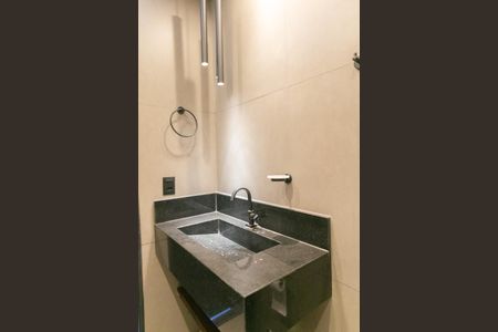 Casa à venda com 360m², 3 quartos e 4 vagasBanheiro da piscina 