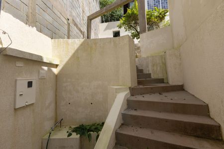 Casa à venda com 200m², 4 quartos e 2 vagasEscada de Entrada