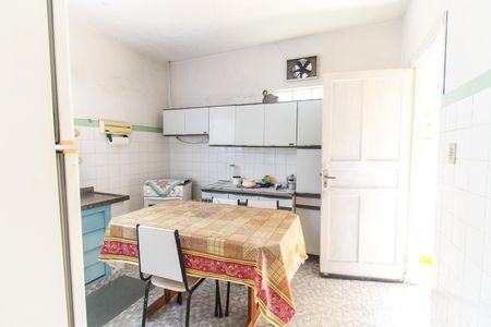 Casa à venda com 80m², 2 quartos e 6 vagas Casa à venda com 80m², 2 quartos e 6 vagasCozinha