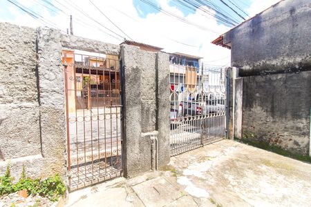 Casa à venda com 80m², 2 quartos e 6 vagas Casa à venda com 80m², 2 quartos e 6 vagasQuintal