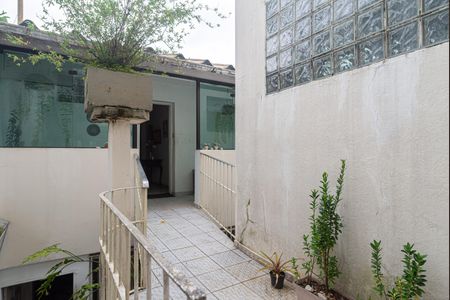 Casa à venda com 232m², 3 quartos e 2 vagas Casa à venda com 232m², 3 quartos e 2 vagasCorredores Externos da casa