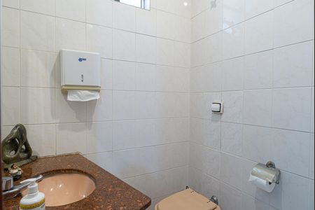 Casa à venda com 232m², 3 quartos e 2 vagas Casa à venda com 232m², 3 quartos e 2 vagasEscritório (Banheiro)