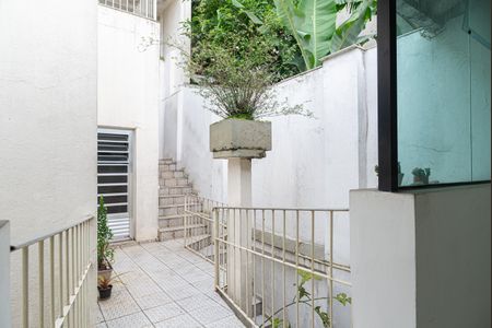 Casa à venda com 232m², 3 quartos e 2 vagas Casa à venda com 232m², 3 quartos e 2 vagasCorredores Externos da casa