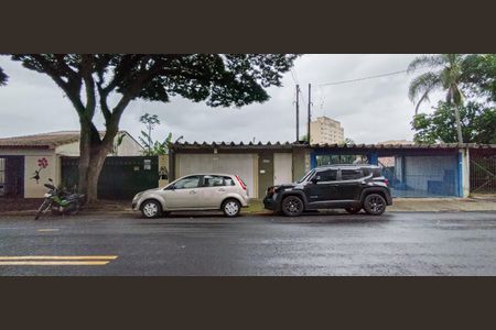 Casa à venda com 232m², 3 quartos e 2 vagas Casa à venda com 232m², 3 quartos e 2 vagasFachada