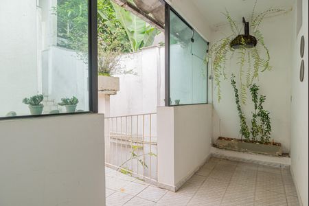 Casa à venda com 232m², 3 quartos e 2 vagas Casa à venda com 232m², 3 quartos e 2 vagasCorredores Externos da casa