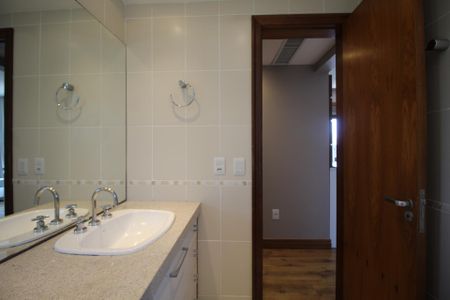 Apartamento à venda com 131m², 4 quartos e 2 vagasBanheiro da Suíte 1