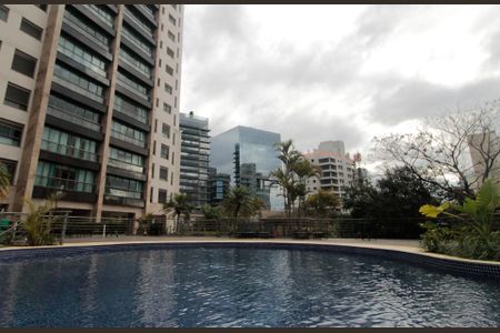 Apartamento à venda com 131m², 4 quartos e 2 vagas Apartamento à venda com 131m², 4 quartos e 2 vagasÁrea comum - Piscina