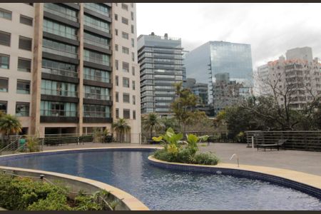 Apartamento à venda com 131m², 4 quartos e 2 vagas Apartamento à venda com 131m², 4 quartos e 2 vagasÁrea comum - Piscina