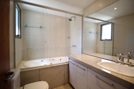 Apartamento à venda com 131m², 4 quartos e 2 vagasBanheiro da Suíte 1