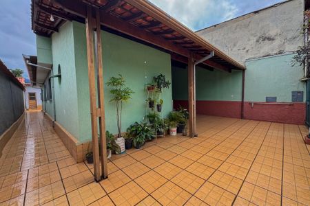 Casa à venda com 220m², 3 quartos e 4 vagasEntrada