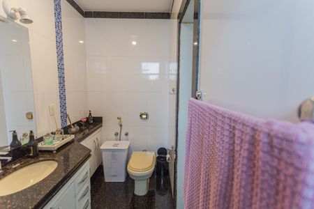 Apartamento à venda com 260m², 4 quartos e 3 vagas Apartamento à venda com 260m², 4 quartos e 3 vagasBanheiro da Suíte 2