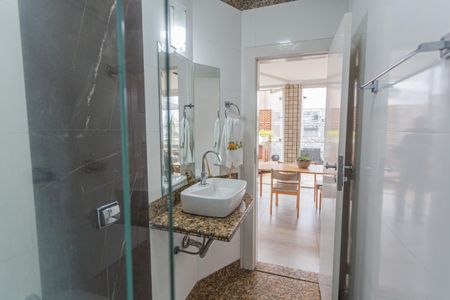 Apartamento à venda com 260m², 4 quartos e 3 vagas Apartamento à venda com 260m², 4 quartos e 3 vagasBanheiro Social na Cobertura