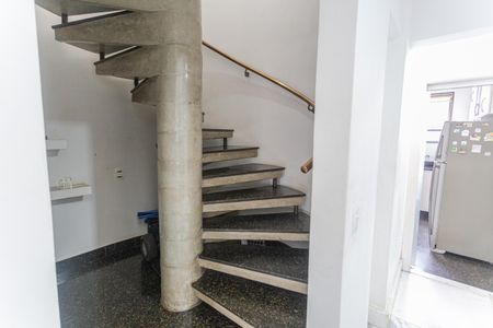 Apartamento à venda com 260m², 4 quartos e 3 vagas Apartamento à venda com 260m², 4 quartos e 3 vagasEscada de Acesso a Cobertura