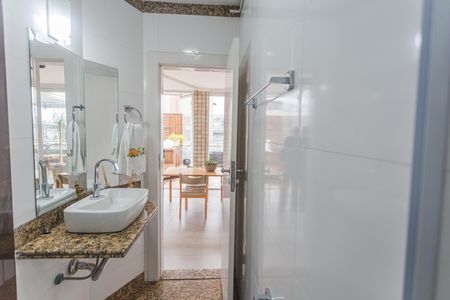 Apartamento à venda com 260m², 4 quartos e 3 vagas Apartamento à venda com 260m², 4 quartos e 3 vagasBanheiro Social na Cobertura