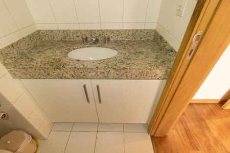 Banheiro Social de kitnet/studio para alugar com 1 quarto, 40m² em Centro, Curitiba