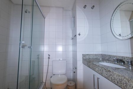 Banheiro Social de kitnet/studio para alugar com 1 quarto, 40m² em Centro, Curitiba