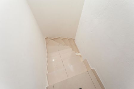 Casa para alugar com 90m², 2 quartos e 1 vagaEscada