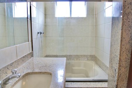 Casa à venda com 371m², 3 quartos e 3 vagasSuíte - Banheiro