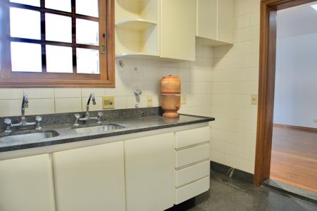 Casa à venda com 371m², 3 quartos e 3 vagasCozinha