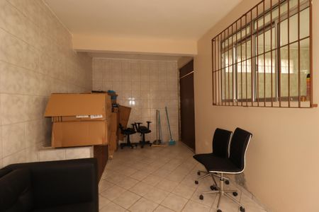 Casa à venda com 360m², 2 quartos e 3 vagasCasa dos Fundos - Área de Serviço