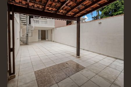 Casa à venda com 240m², 3 quartos e 2 vagas