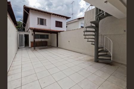 Casa à venda com 240m², 3 quartos e 2 vagas
