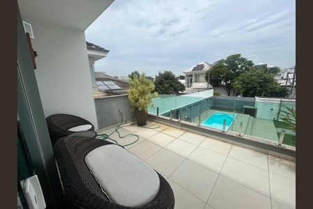 Casa de condomínio à venda com 180m², 4 quartos e 1 vagaÁrea externa