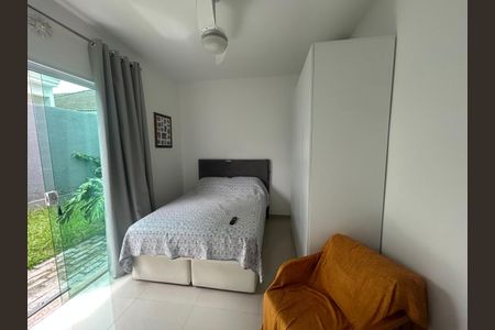 Casa de condomínio à venda com 180m², 4 quartos e 1 vagaQuarto