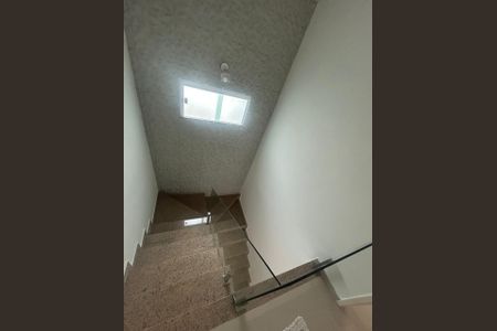 Casa de condomínio à venda com 180m², 4 quartos e 1 vagaEscada