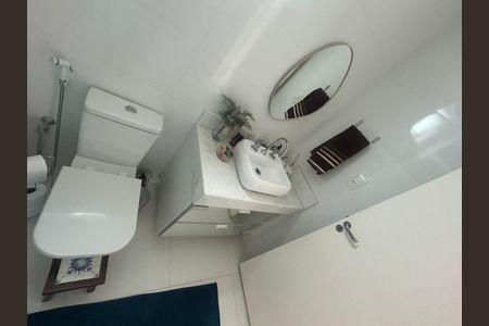 Casa de condomínio à venda com 180m², 4 quartos e 1 vagaBanheiro