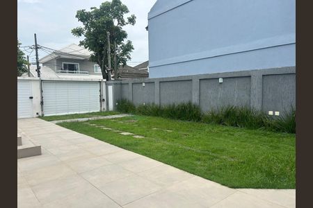 Casa de condomínio à venda com 180m², 4 quartos e 1 vagaÁrea externa